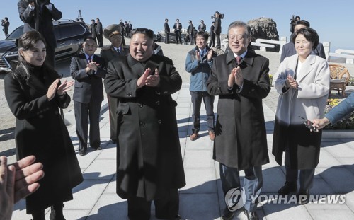 [평양정상회담] 백두산 정상에 다 함께 박수를 (평양=연합뉴스) 평양사진공동취재단 배재만 기자 = 문재인 대통령과 북한 김정은 국무위원장 내외가 20일 오전 백두산 정상인 장군봉에 올라 박수를 치고 있다. 2018.9.20       scoop@yna.co.kr  (끝)