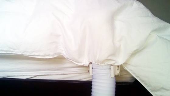 에어호스를 통해 이불 속에 공기를 주입한다.