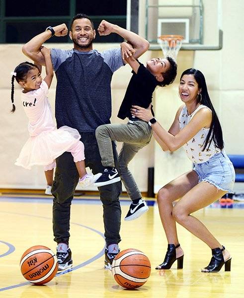 남자프로농구 KCC 베테랑 가드 전태풍(왼쪽 두 번째)은 어린시절 소꿉친구였던 미나 터너(맨 오른쪽) 씨와 결혼해 가정을 꾸렸다. 전태풍이 KCC체육관에서 가족들과 함께 즐거운 시간을 보내고 있다. 용인｜김민성 기자 marineboy@donga.com