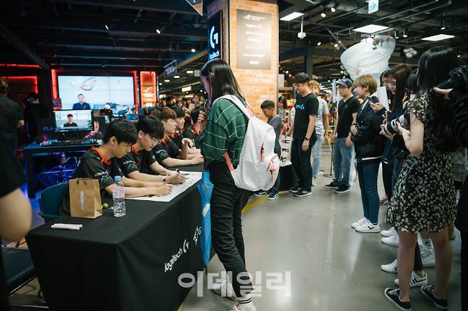 [포토]로지텍, '로지텍G 브랜드존' 오픈 기념 프로게이머 사인회