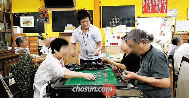 일본 야마구치시 시골 마을 나카오의 치매 데이케어센터 ‘꿈의 호수 마을’에서 노인들이 자체 화폐 ‘유메’를 가지고 카지노 게임을 하고 있다. ‘유메’는 머리 쓰는 게임이나 운동 등을 통해 스스로 벌어야 한다. /김철중 기자