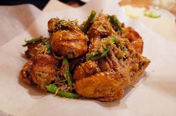 간장양념에 꽈리고추와 멸치를 넣은 효도치킨. [사진 효도치킨 인스타그램]