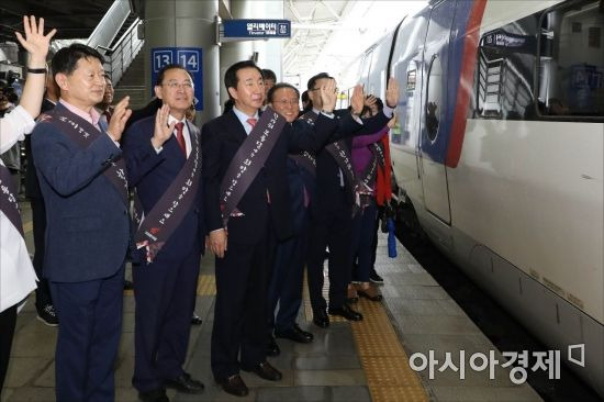 자유한국당 김성태 원내대표를 비롯한 자유한국당 의원들이 21일 오전 서울역에서 귀성길에 나선 시민들을 향해 인사를 하고 있다./강진형 기자aymsdream@