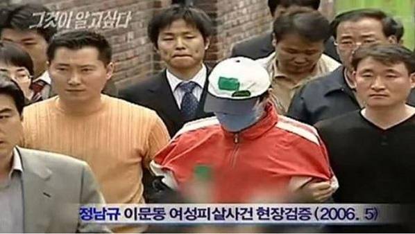 연쇄살인범 정남규가 지난 2006년 5월 이문동 여성 피살사건 현장 검증을 하고 있다/.방송 캡처