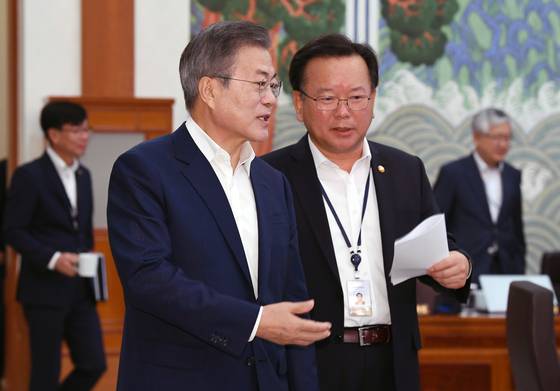 문재인 대통령(왼쪽)이 11일 오전 청와대 국무회의장으로 들어서고 있다. [청와대사진기자단]