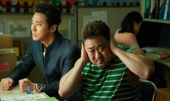 영화 '신과함께-인과 연'에서 집을 지키는 '성주신' 역을 맡은 마동석(우). 성주신은 단순히 건물로서의 집뿐만 아니라 집안의 모든 운수를 관장하고 그 가정을 총체적으로 책임지고 있는 가장을 상징한다. [사진 롯데엔터테인먼트]