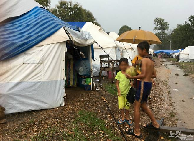 라오스 세피안-세남노이 댐 사고 피해 지역 주민들을 수용하기 위해 설치된 텐트(사진=에너지기후정책연구소 이영란 라오재생가능에너지지원센터장 제공)