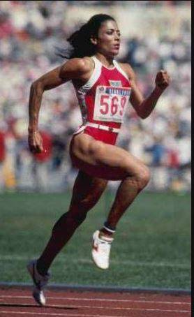 88서울올림픽 여자육상 100m에서 10초49의 세계신기록으로 골인하고 있는 그리피스 조이너. 떡 벌어진 어깨와 이두, 삼두박근, 허벅지 근육 등 남자 선수를 능가하는 근육질 몸매로 '약물 복용' 의심을 받아 왔다. 조이너는 1998년 39살이라는 아까운 나이에 사망, 약물복용 부작용 때문이라는 말이 나돌았다. 여자100m 세계기록은 30년째 요지부동으로 가장 깨기 힘든 기록으로 평가받고 있다.