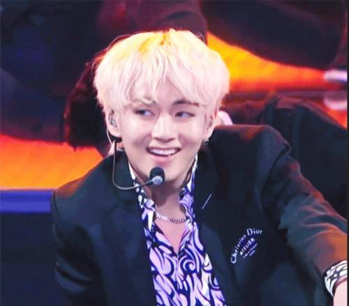 방탄소년단 뷔의 '아메리카 갓 탤런트' 무대서 촬영된 '1초 미소' 영상.