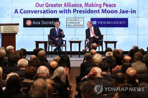 뉴욕 외교협회에서 얘기 나누는 문 대통령 (뉴욕=연합뉴스) 배재만 기자 = 제73차 유엔총회 참석을 위해 뉴욕을 방문 중인 문재인 대통령이 25일 오후(현지시간) 미국 뉴욕 외교협회(CFR)에서 열린 "위대한 동맹으로 평화를(Our Greater Alliance, Making Peace (부제:문재인 대통령과의 대화, A Conversation with President Moon Jae-in))”행사에 참석해 질문에 답하고 있다.    scoop@yna.co.kr  (끝)