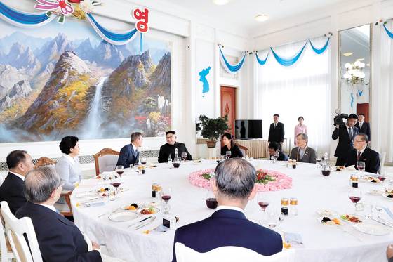 지난 19일 평양 옥류관 오찬 모습. 테이블 위쪽 오른쪽에서 두 번째가 유홍준 교수. [평양사진공동취재단]