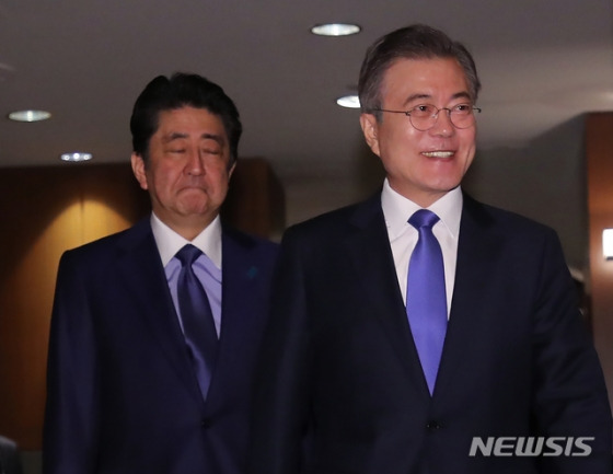 【뉴욕=뉴시스】박진희 기자 = 제73차 유엔총회 참석을 위해 뉴욕을 방문 중인 문재인 대통령이 25일(현지시간) 오전 파커 뉴욕 호텔에서 아베 신조 일본 총리와 한일정상회담을 하고 있다. 2018.09.25.   pak7130@newsis.com   <저작권자ⓒ 공감언론 뉴시스통신사. 무단전재-재배포 금지.>