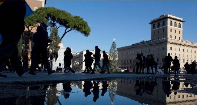 베네치아 시 당국이 관광객을 겨냥해 거리 질서를 유지하기 위해 저녁에 술병을 들고 거리를 배회하는 사람에게 벌금을 부과키로 했다. 사진은 기사의 특정내용과 관련 없음. SNS캡처.