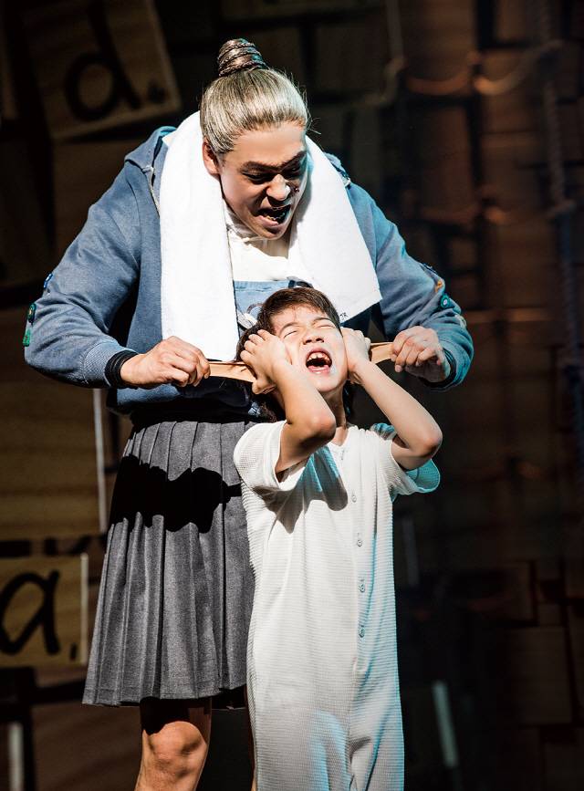 뮤지컬 ‘마틸다’의 한 장면. 교장 미스 트런치불 역의 최재림(왼쪽)과 에릭 역의 이우진.