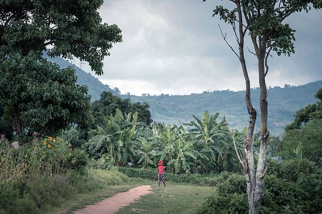 아리족 마을 가는 길. 길 끝에서 한 소녀의 아련한 시선이 느껴진다