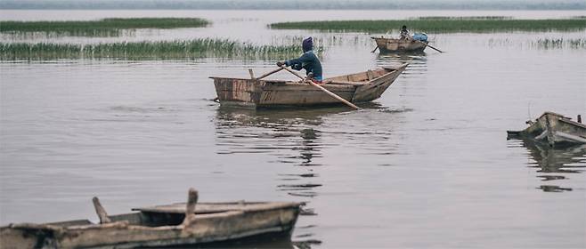 와사 호수, 고기잡이를 위해 노를 젓는 어부