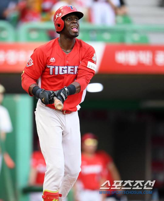 SK 와이번스와 KIA 타이거즈의 2018 KBO 리그 경기가 12일 인천 SK행복드림구장에서 열렸다. 1회초 1사 1루 KIA 버나디나가 우측담장을 넘어가는 2점홈런을 날리고 있다. 인천=허상욱 기자 wook@sportschosun.com/2018.08.12/