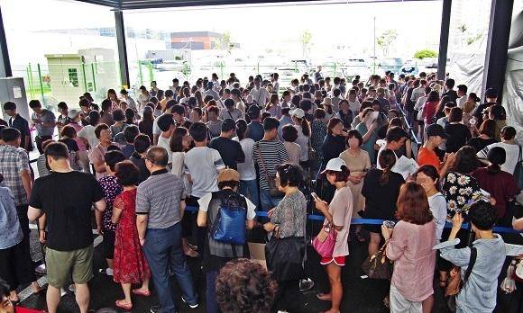 지난 7월 분양한 경기도 광명의 한 아파트 견본주택 현장. /대우건설 제공