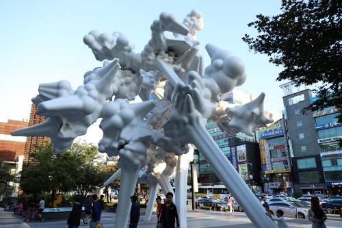 아라리오 광장에 설치된 코헤이나와의 매니폴드(MANIFOLD). 김정모 기자