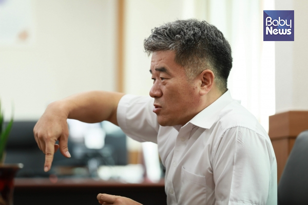 진 교수는 "우리나라는 골목길 보행권 사업을 탑다운(top-down, 하향식)으로 하다보니 실패했다"고 비판했다. 최대성 기자 ©베이비뉴스