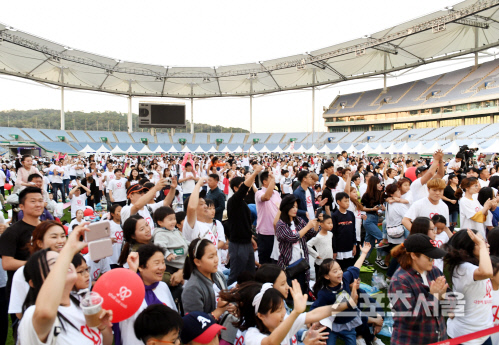SK와이번스가 29일 인천 문학경기장에서 ‘다함께 쉘위워크 2018’을 진행한 가운데, 행사에 참석한 시민들이 인기 가수들의 공연을 즐기며 환호하고있다.  문학 | 김도훈기자 dica@sportsseoul.com