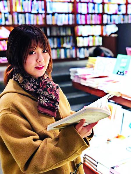 베스트셀러 ‘죽고 싶지만 떡볶이는 먹고 싶어’를 쓴 백세희 작가. 백 작가는 12주간 정신과 전문의와 나눈 대화를 에세이로 엮었다. 작가 제공
