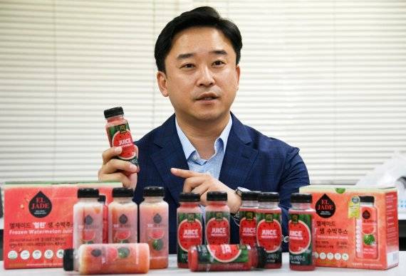 강두현 제이드에프앤비 대표가 물과 설탕을 넣지 않은 100% 생수박으로 만든 '엘제이드 얼린 생 수박주스'를 설명하고 있다. 사진=박범준 기자