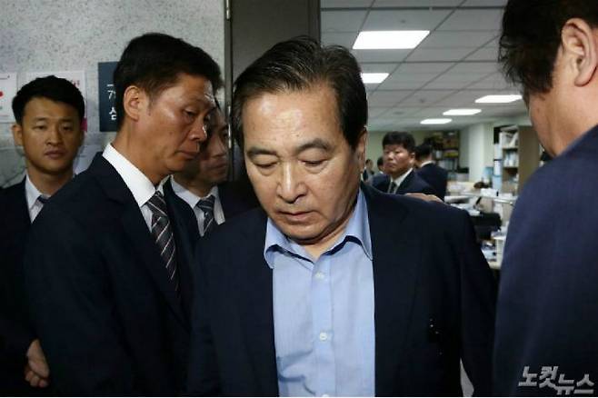 자유한국당 심재철 의원이 지난 21일 오전 검찰의 '예산 정보 무단 열람·유출' 혐의로 압수수색을 받고 있는 가운데 의원 사무실 밖으로 나오고 있다. (사진=윤창원 기자)