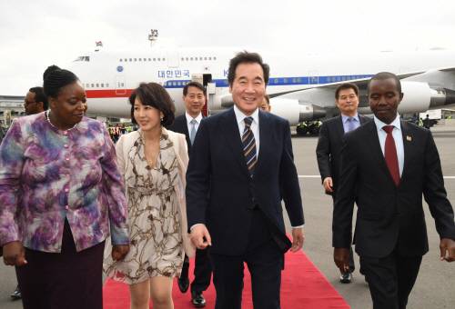 올해 7월 중동·아프리카 순방 당시 케냐 공항에 내린 이낙연 국무총리 뒤로 보이는 공군1호기. 이 공항은 현재 747-8 기종이 착륙할 수 없습니다.