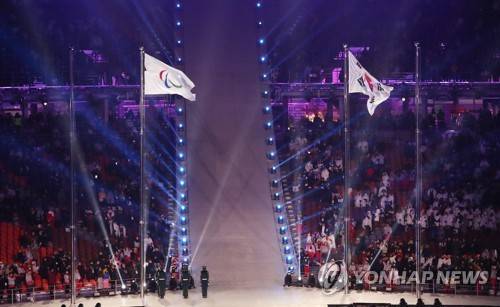 3월 9일 오후 평창 올림픽스타디움에서 열린 2018 평창동계패럴림픽 개회식에서 태극기와 패럴림픽기가 게양되고 있다. [연합뉴스]