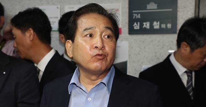 정부의 비공개 국가재정 정보 무단 열람·불법 유출했다는 의혹을 받고 있는 심재철 자유한국당 의원. 검찰은 지난달 21일 심 의원의 국회의원회관 의원실을 압수수색했다. 2018.9.21 연합뉴스 정부의 비공개 국가재정 정보 무단 열람·불법 유출했다는 의혹을 받고 있는 심재철 자유한국당 의원. 검찰은 지난달 21일 심 의원의 국회의원회관 의원실을 압수수색했다. 2018.9.21 연합뉴스