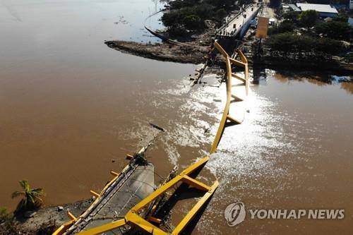 강진으로 끊어진 인도네시아 팔루의 다리. [AFP=연합뉴스]