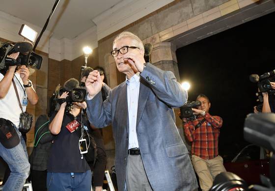 1일 노벨 생리의학상 수상자로 선정된 혼조 다스쿠 (왼쪽) 일본 교토대 교수가 인터뷰 장소로 이동하고 있다. [AP=연합뉴스]