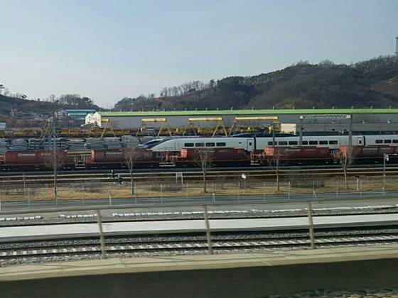 오송차량기지에 장기 보관 중인 해무열차. 흰색 바탕에 검은색이 눈에 띈다. [중앙포토]