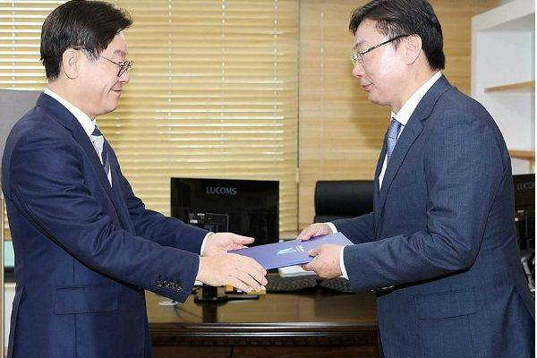 이재명 경기도지사(사진 왼쪽)과 이화영 평화부지사.(사진=자료사진)