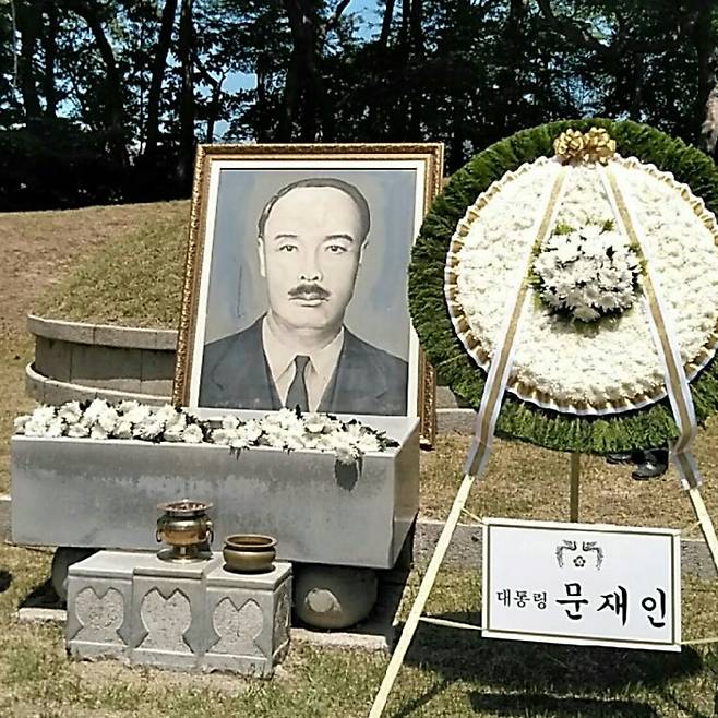 71주기 추모식이 열린 지난 7월19일 몽양 여운형 선생 묘소에 문재인 대통령이 보낸 조화가 놓여 있다.