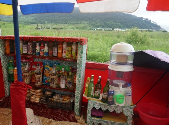 북한의 나진 선봉을 찾는 중국인들이 늘면서 이들을 대상으로 길가에서 음료수 등을 판매하는 매대가 생겼다. [독자제공]