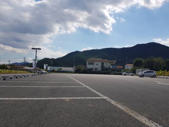 텅빈 밀양연극촌 주차장. 위성욱 기자