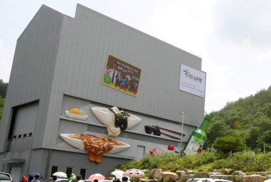 경북 청도군 풍각면 성수월마을에 명물로 자리잡은 웃음건강센터 철가방극장. 개그맨 전유성의 아이디어로 세워진 코미디 전용극장으로 관광객의 발길이 끊이지 않는 곳이다. [중앙 포토]