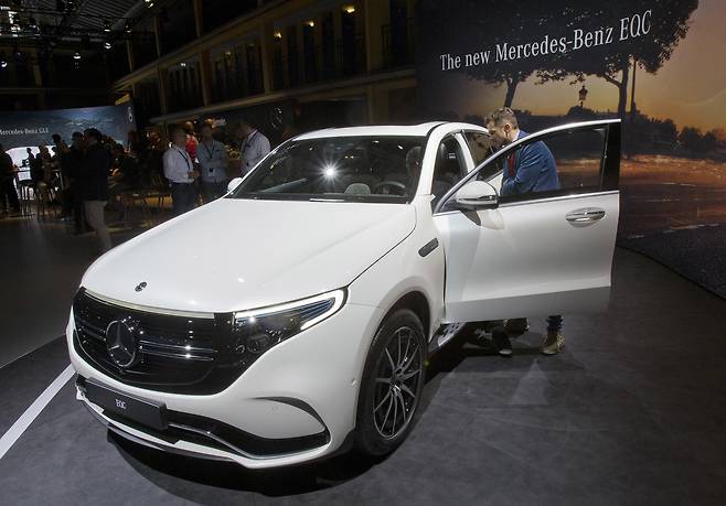 벤츠의 전기차 브랜드 'EQ'의 SUV 모델 ' 더 뉴 EQC'. 이 차는 벤츠가 만든 전기차 브랜드 EQ의 첫번째 양산 모델이다. 2일 디터 체체 다임러AG 회장이 더 뉴 EQC차를 직접 몰고 파리모터쇼에 등장했다.[AP=연합뉴스]