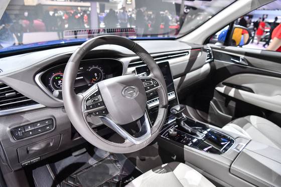 광저우자동차의 주력모델 'GS5' SUV. 처음으로 파리모터쇼에 등장한 광저우자동차는 세단,SUV,미니밴 등 총 8대의 차종을 선보였다.[뉴시스]