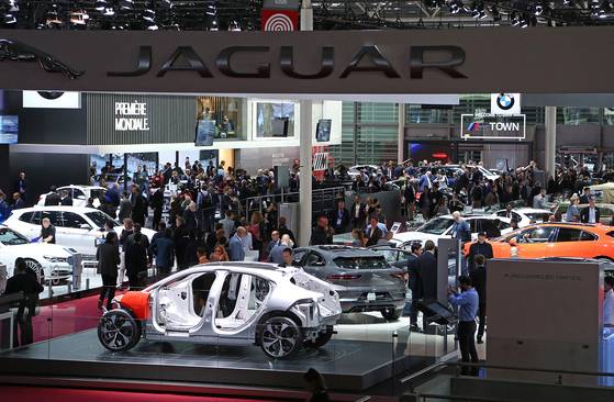 이번 파리모터쇼는 일반 관람객에게 4일부터 오는 14일까지 11일동안 공개된다. 2일 열린 미디어데이 행사에 많은 취재진들이 몰려 있다.[UPA=연합뉴스]