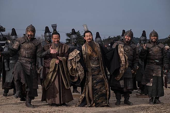 영화 `안시성`(2018) 촬영 현장. 당태종 이세민을 연기한 박성웅 배우 옆(왼쪽)에 그의 책사를 연기한 정인겸이 있다. /사진제공=NEW