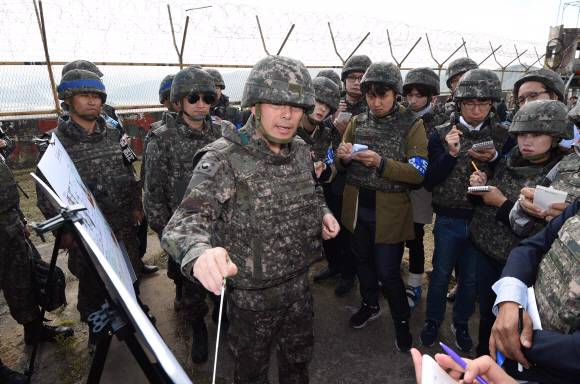 육군 관계자가 2일 강원 철원 5사단 인근 비무장지대 수색로에서 취재진에 지뢰 제거 작업에 대한 설명을 하고 있다. 철원 사진공동취재단
