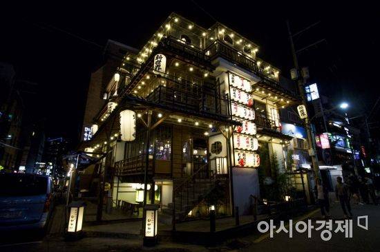 서울 마포구 홍대거리에 위치한 한 일본식 주점 외벽이 일본어로 꾸며져 있다./강진형 기자aymsdream@