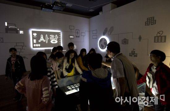 서울 용산구 국립한글박물관을 찾은 학생들이 해설사의 설명을 경청하며 다양한 한글 글꼴을 체험하고 있다./강진형 기자aymsdream@