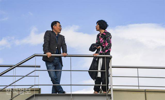 김영민 교수는 콤비 자켓, 청바지 차림에 뉴발란스 운동화를 신고 왔다. 스티브 잡스의 그 운동화다. 김 교수는 "신발 볼이 넓어 신었다"고 했다. 류효진 기자