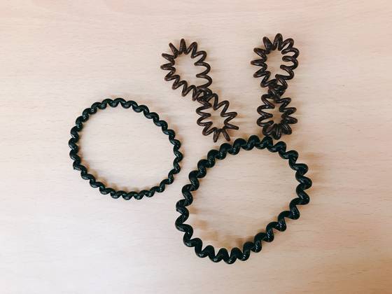 쓰다보면 어느새 늘어나 버리는 스프링 머리끈. 늘어난 머리끈을 복구 시켜주겠다고 하자 동료들이 너도나도 자신의 머리끈을 내놨다.