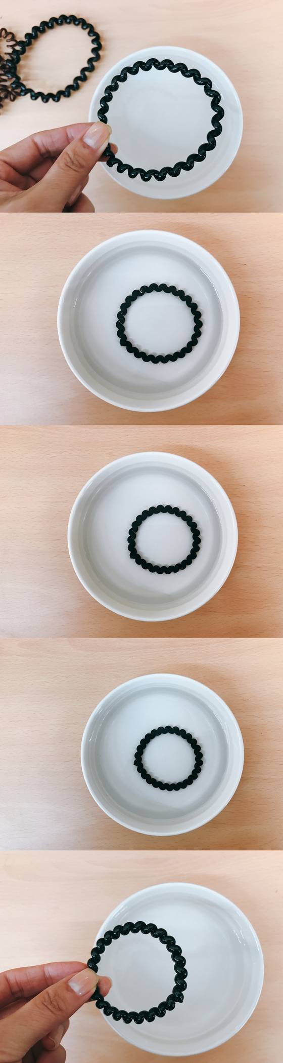 뜨거운 물에 늘어난 스프링 머리끈을 넣어놓기만 하면 복구 작업은 끝난다. 넣어놓고 1분이 채 지나지 않아 새것처럼 작게 줄어 들었다.