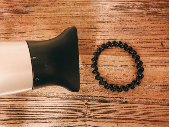 헤어드라이어의 뜨거운 바람으로도 늘어난 머리끈을 원상복구 시킬 수 있다.